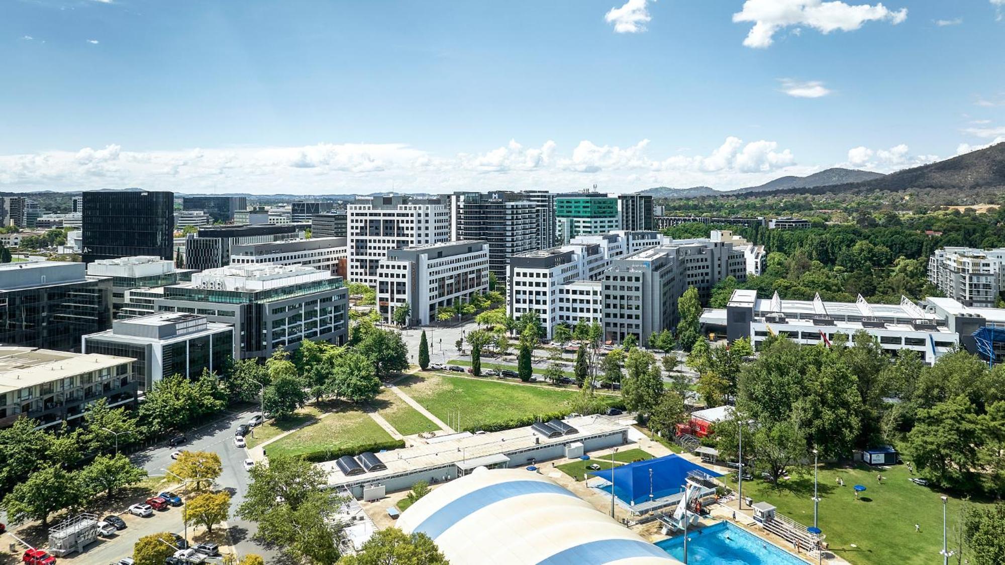 Meriton Suites Канберра Экстерьер фото Aerial view of the campus