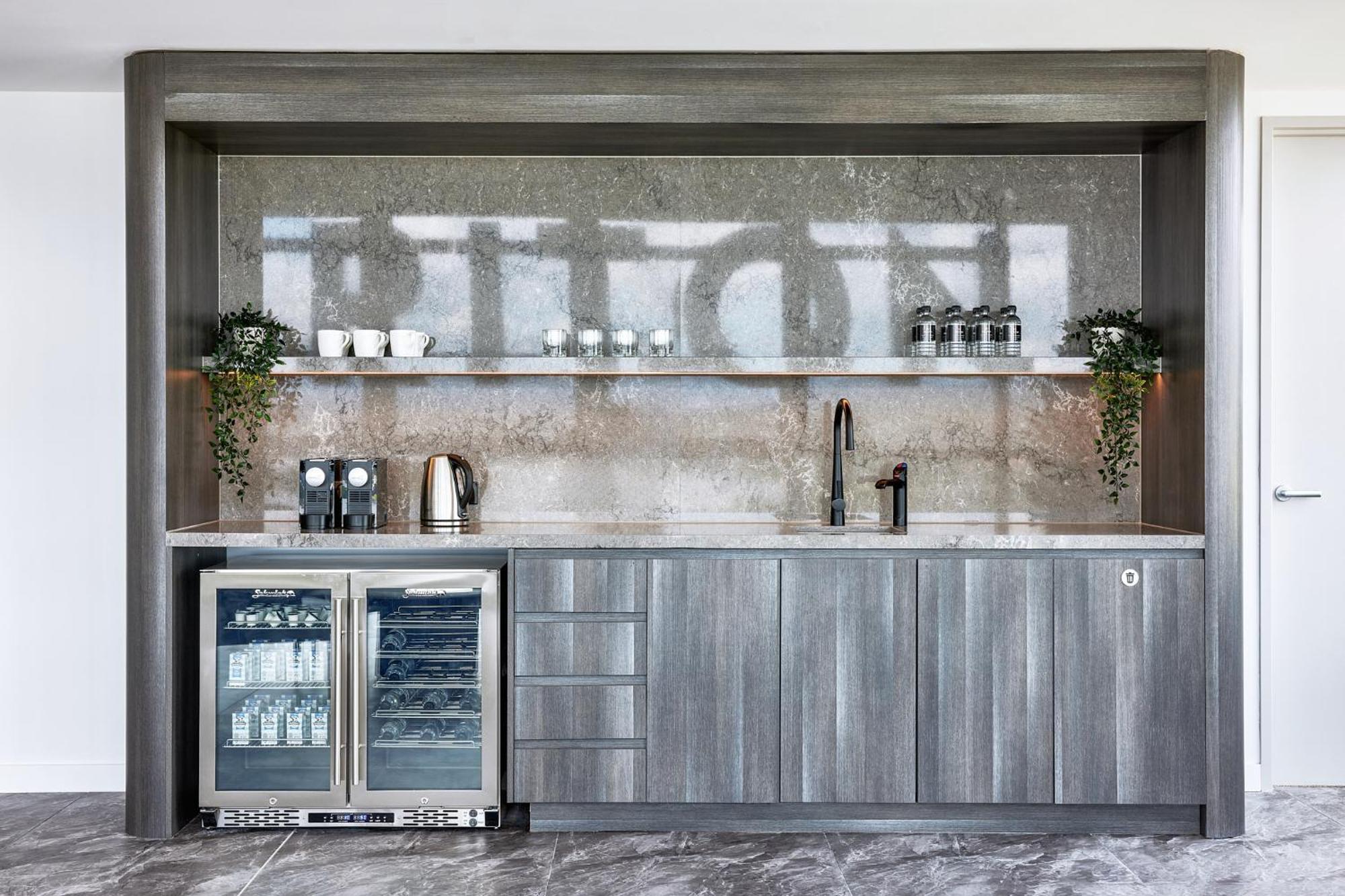 Meriton Suites Канберра Экстерьер фото A wet bar in a home