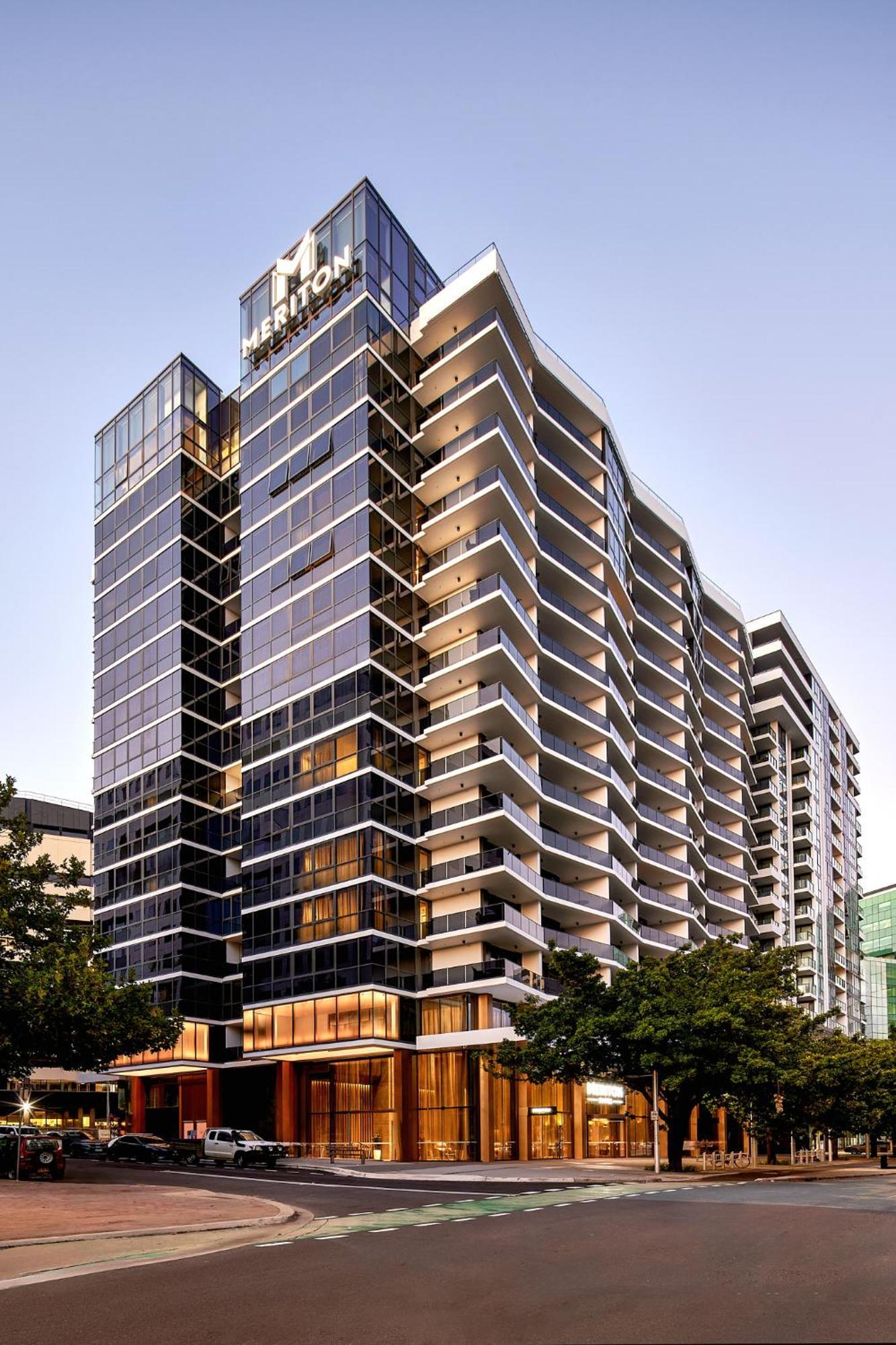 Meriton Suites Канберра Экстерьер фото The completed building