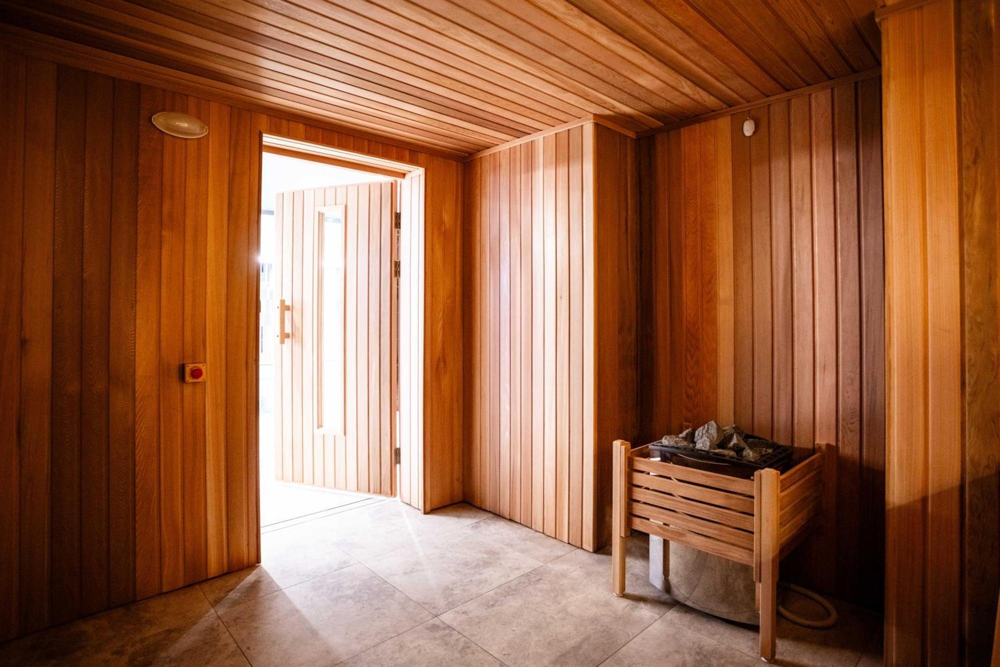 Meriton Suites Канберра Экстерьер фото A Finnish sauna
