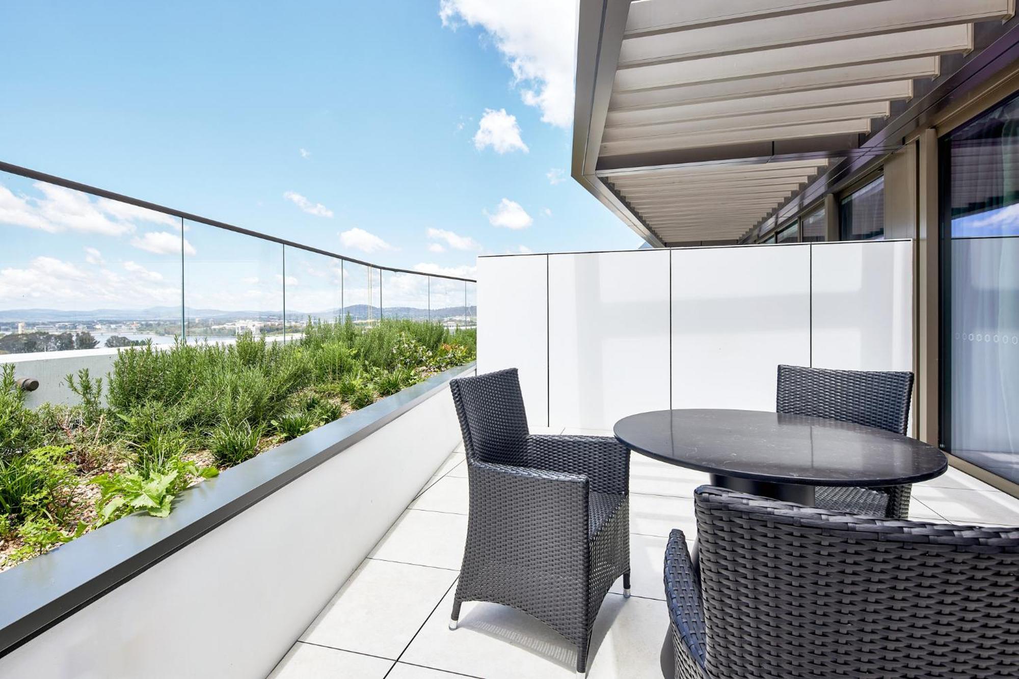 Meriton Suites Канберра Экстерьер фото A balcony