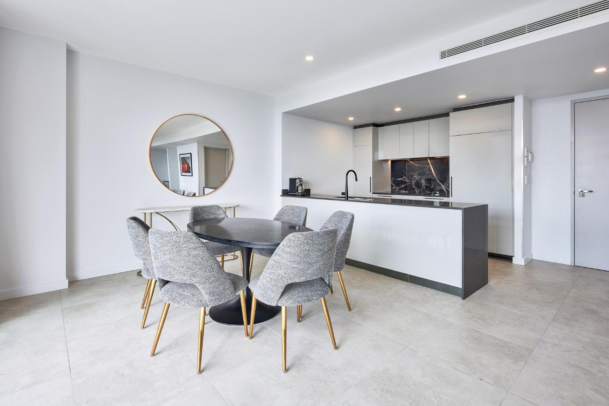 Meriton Suites Канберра Экстерьер фото A typical apartment interior