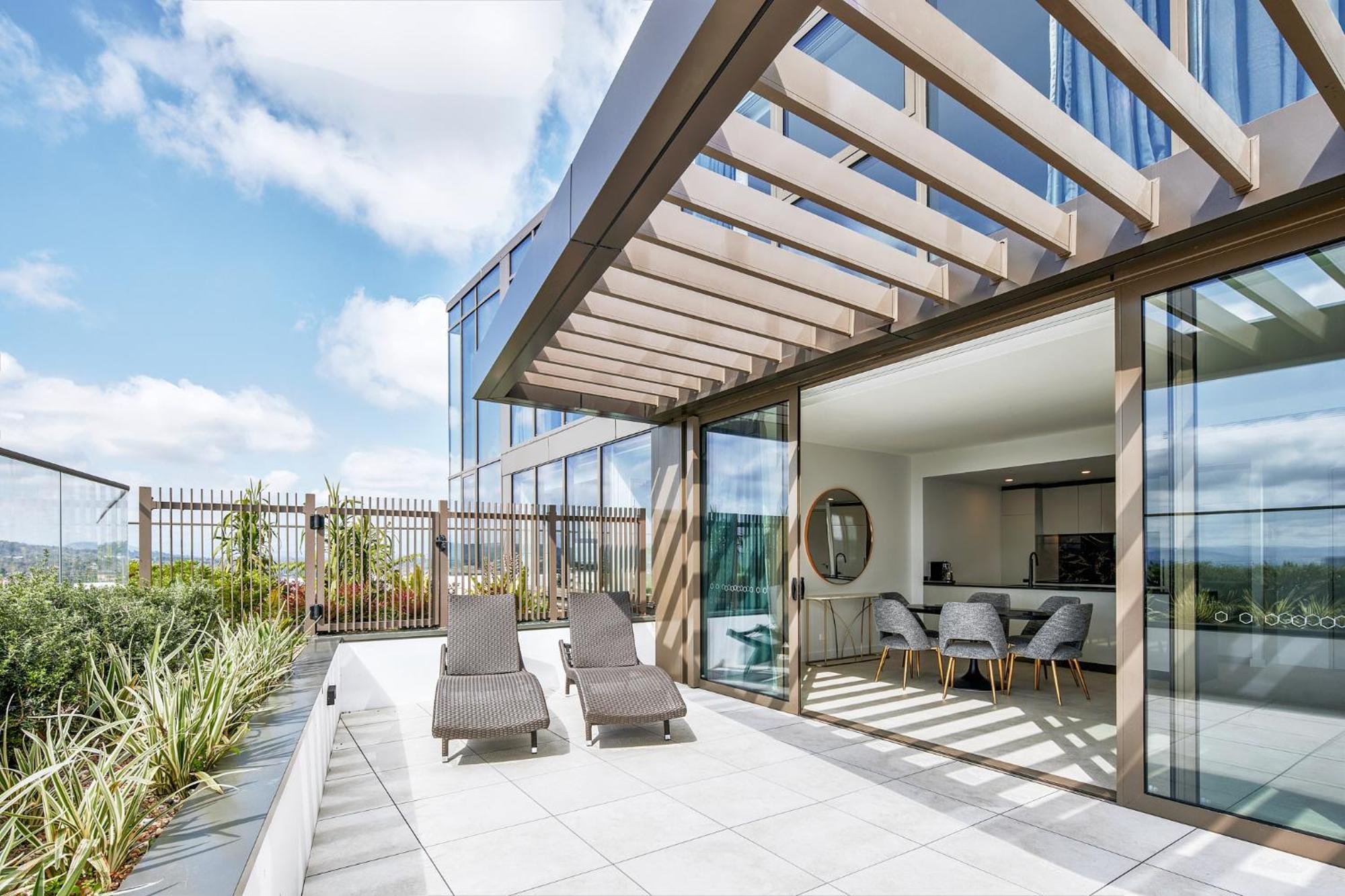 Meriton Suites Канберра Экстерьер фото The rooftop terrace