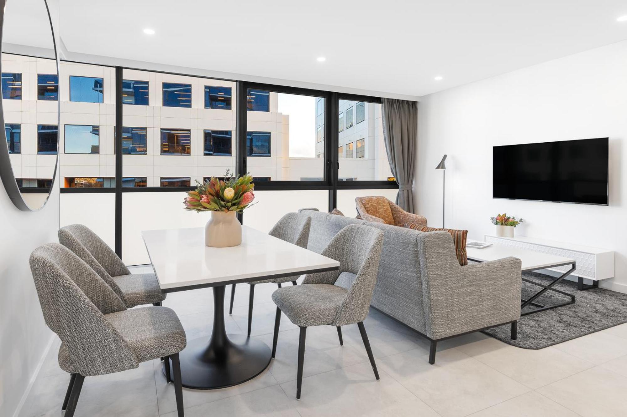 Meriton Suites Канберра Экстерьер фото A staged apartment