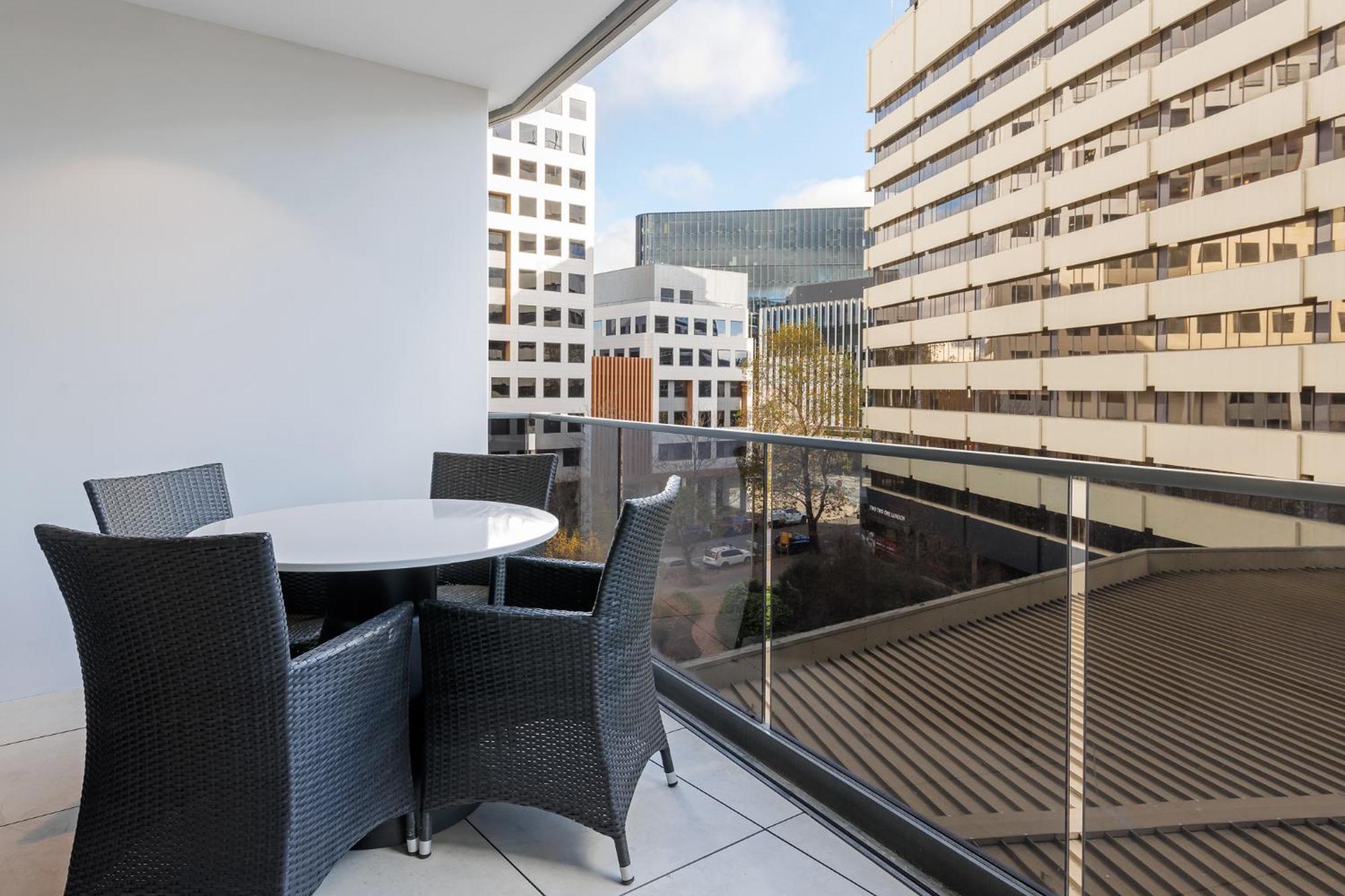 Meriton Suites Канберра Экстерьер фото A balcony