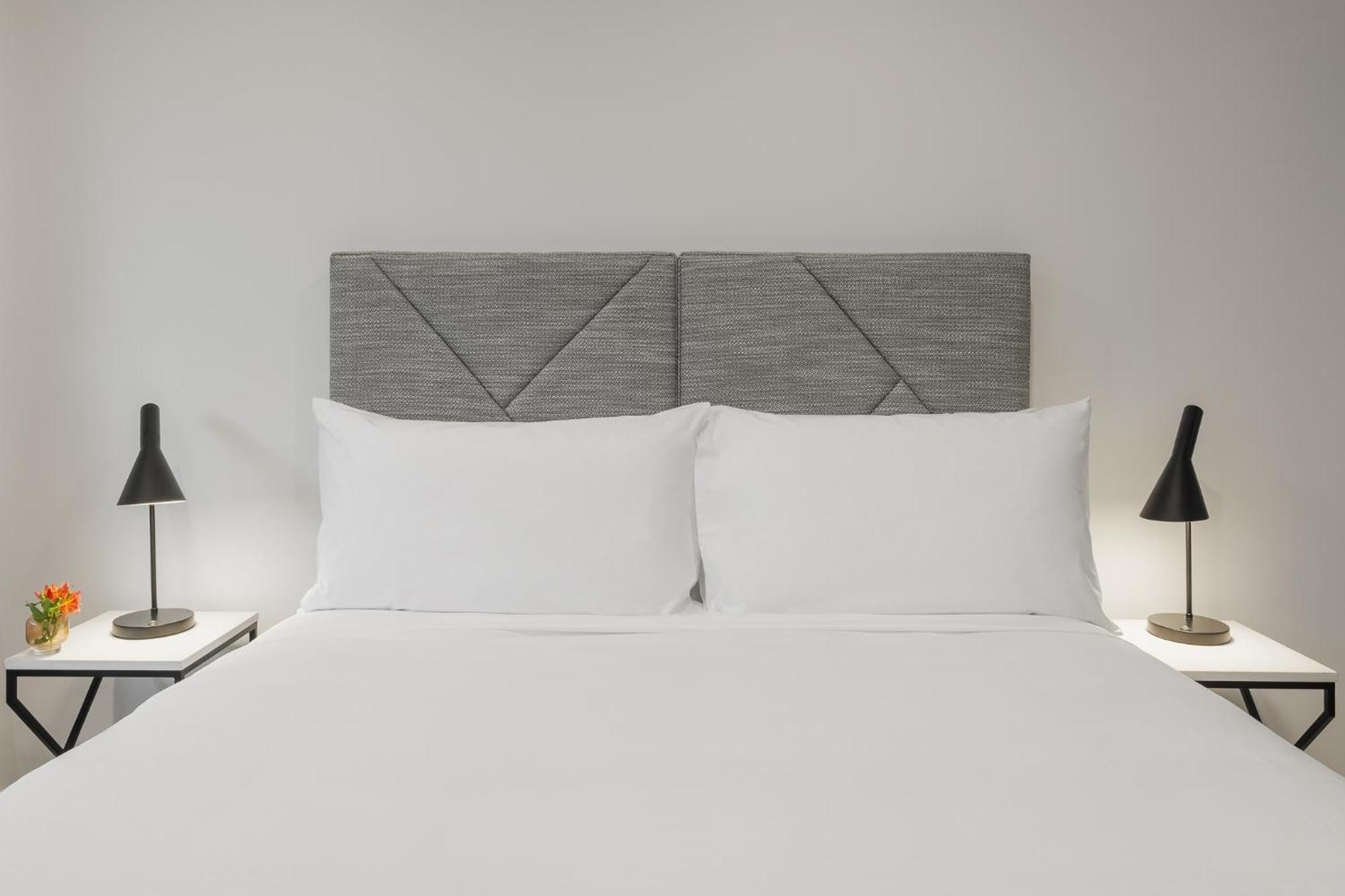 Meriton Suites Канберра Экстерьер фото A bed with a headboard