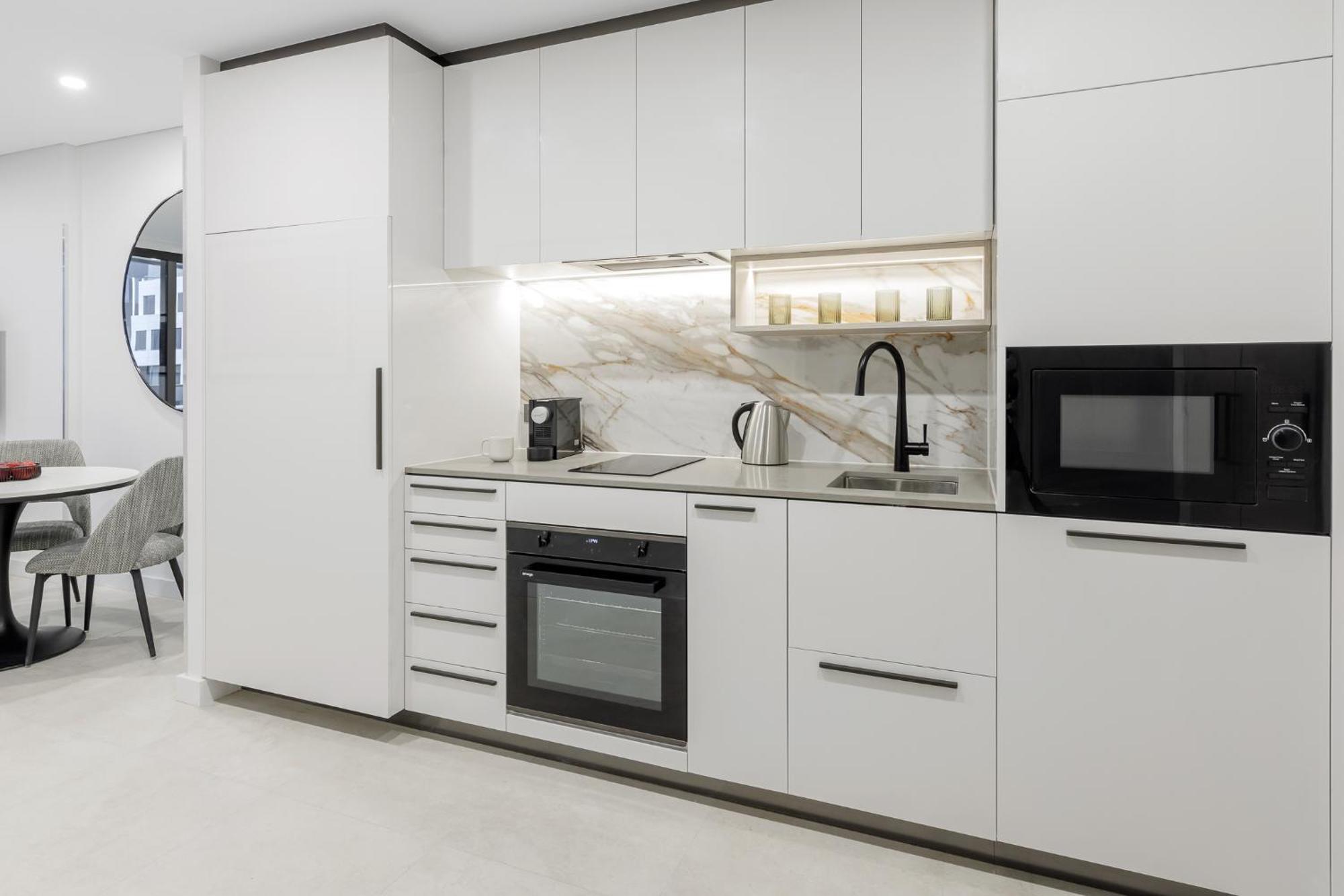 Meriton Suites Канберра Экстерьер фото A modern kitchen