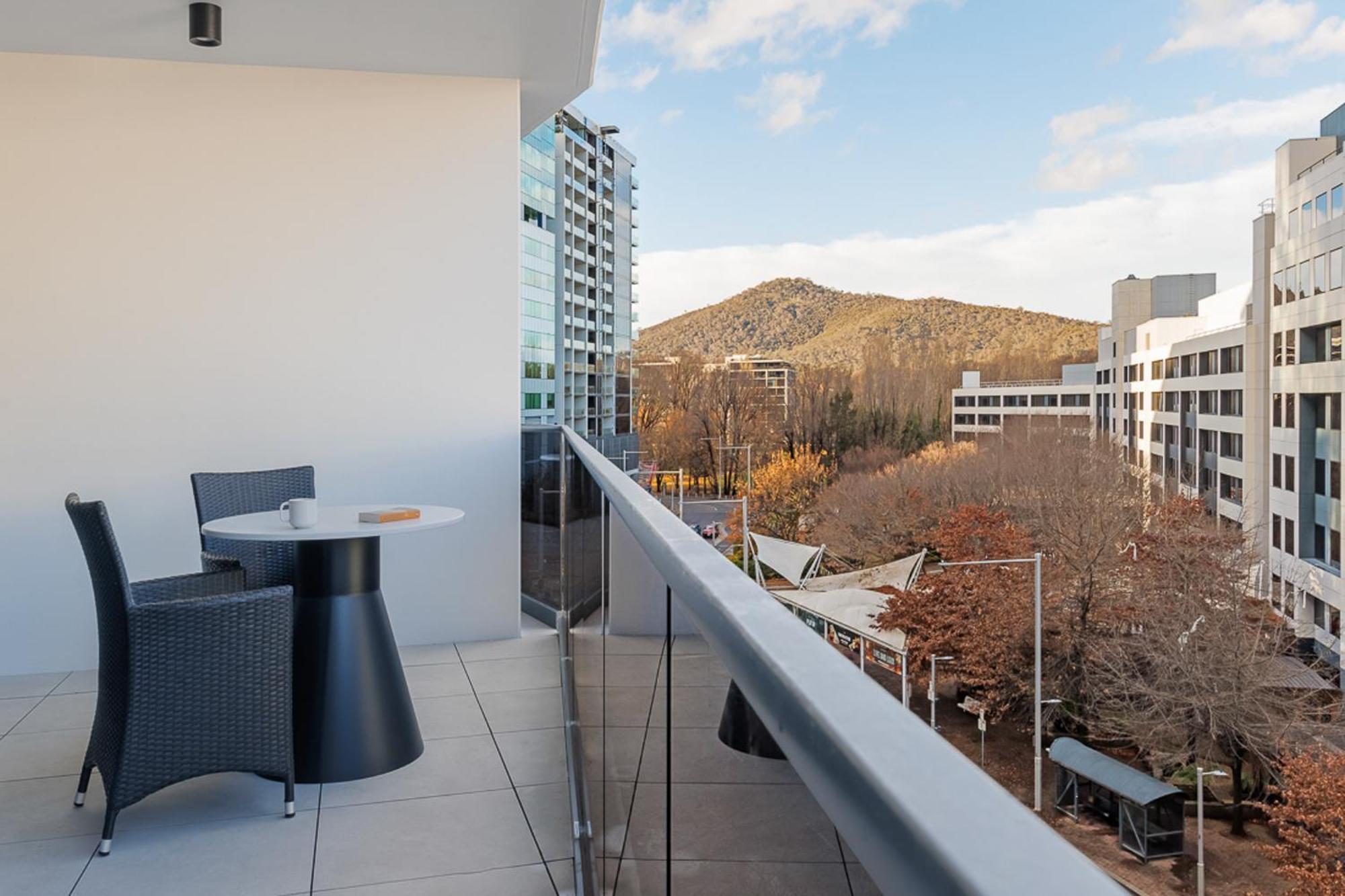 Meriton Suites Канберра Экстерьер фото A balcony in a residential apartment