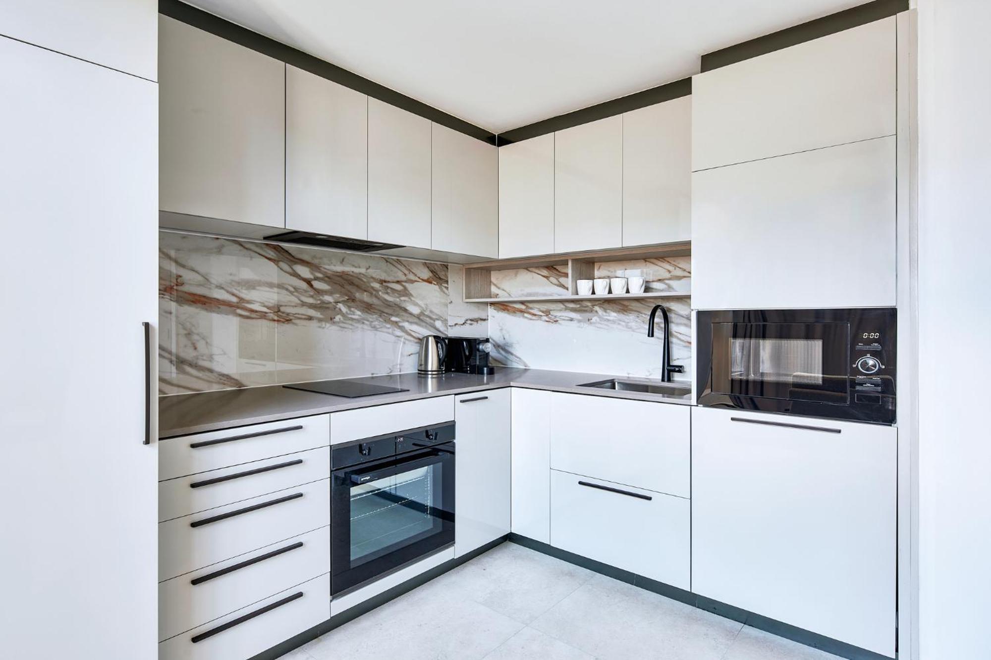 Meriton Suites Канберра Экстерьер фото A modern kitchen