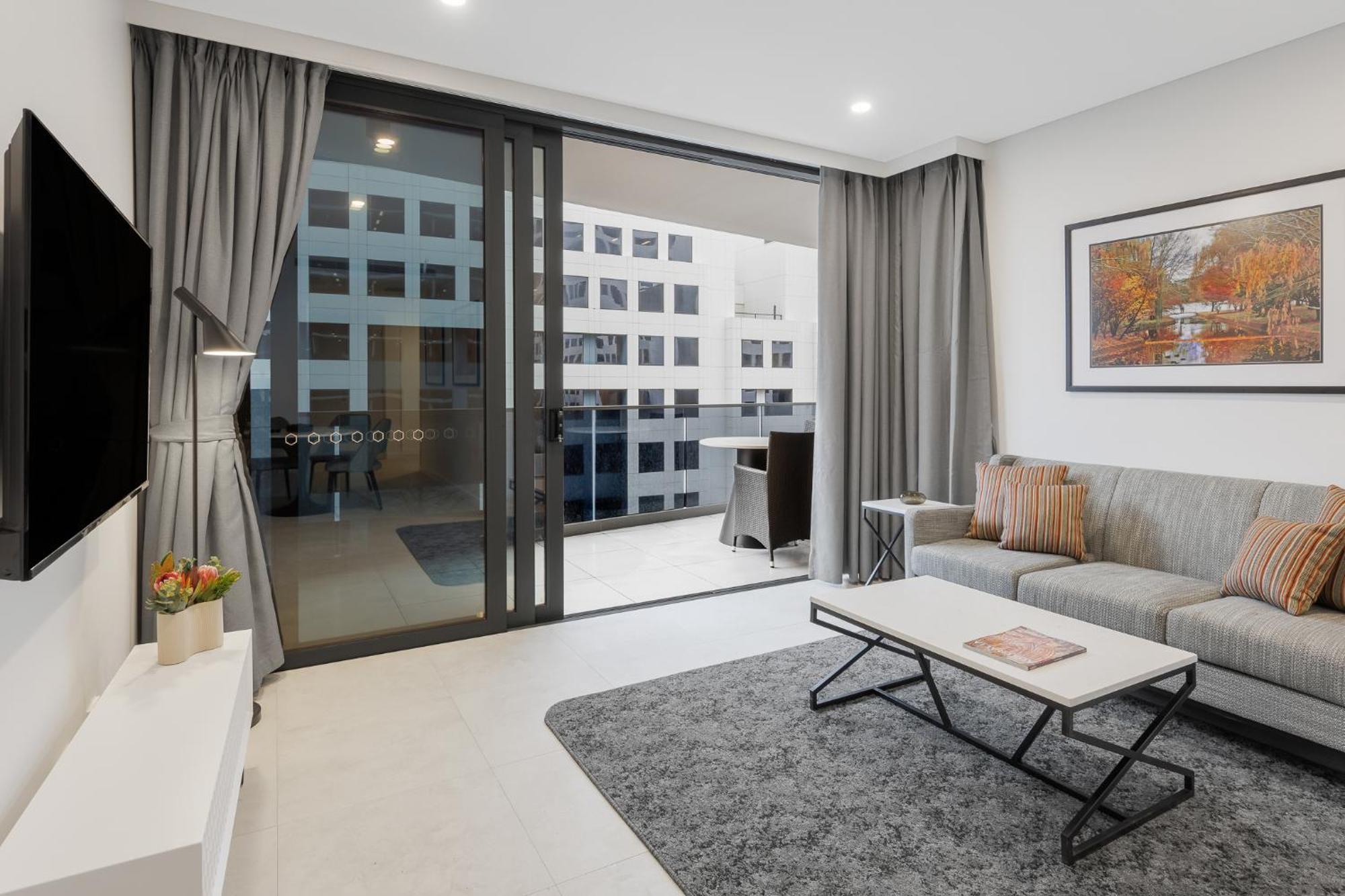 Meriton Suites Канберра Экстерьер фото Living room