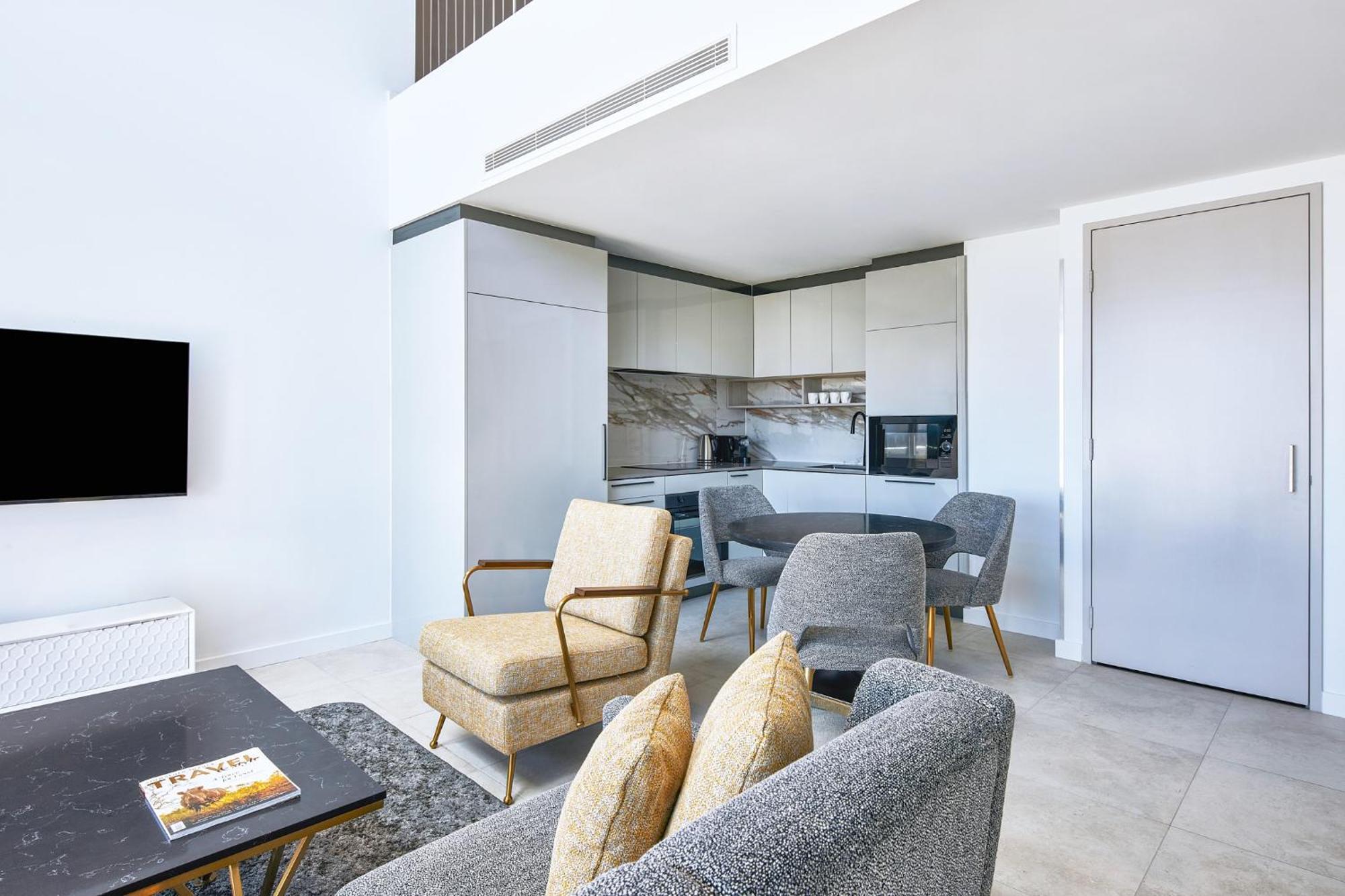 Meriton Suites Канберра Экстерьер фото The interior of a typical apartment