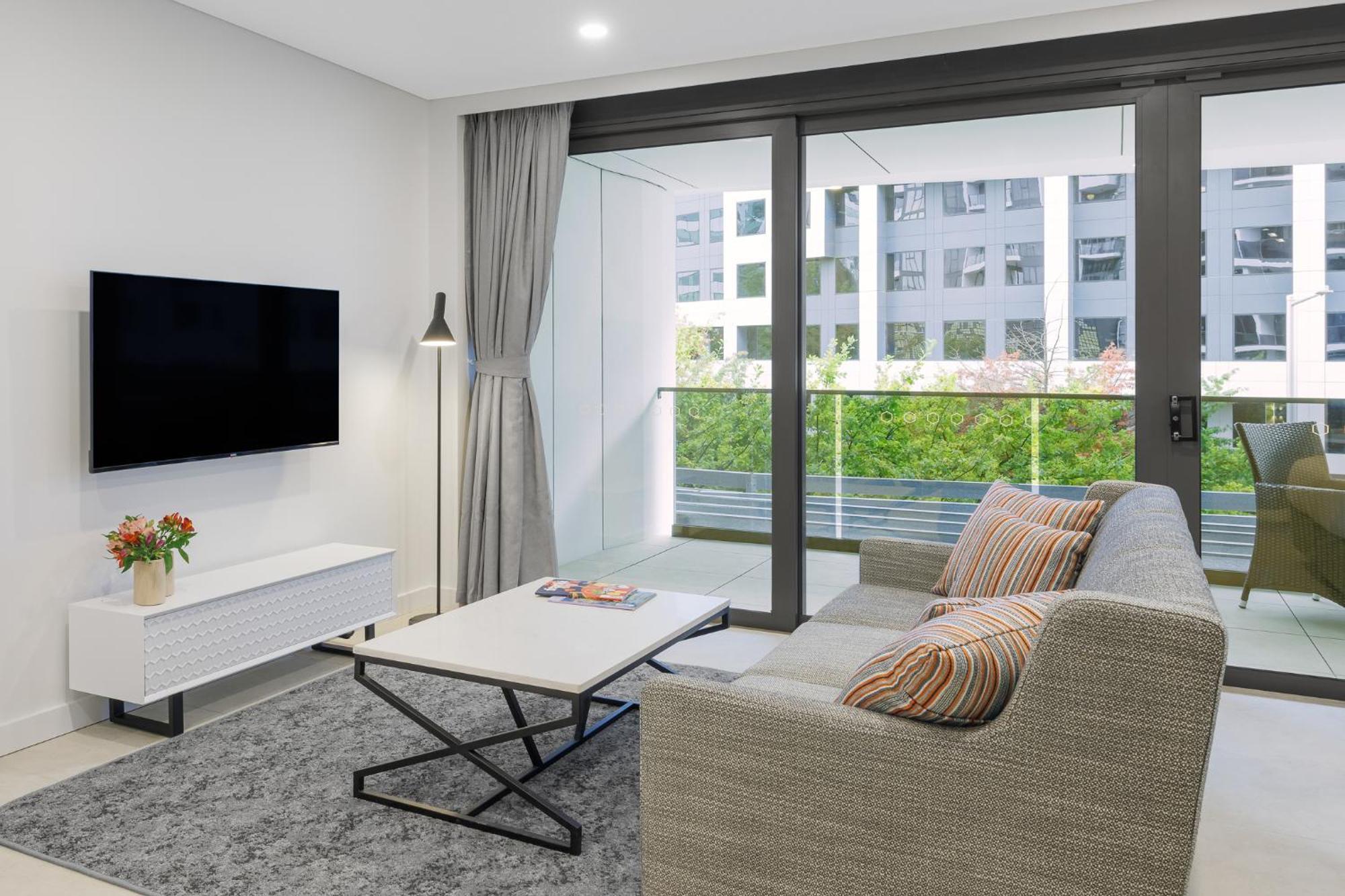 Meriton Suites Канберра Экстерьер фото Living room